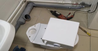Установка напольного унитаза в Гулькевичах: монтаж под ключ от СантехДомГль от 5148 рублей.